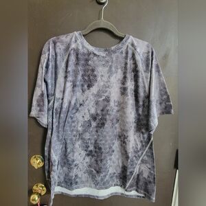 Reebok Women's Black and Gray Patterned Tee